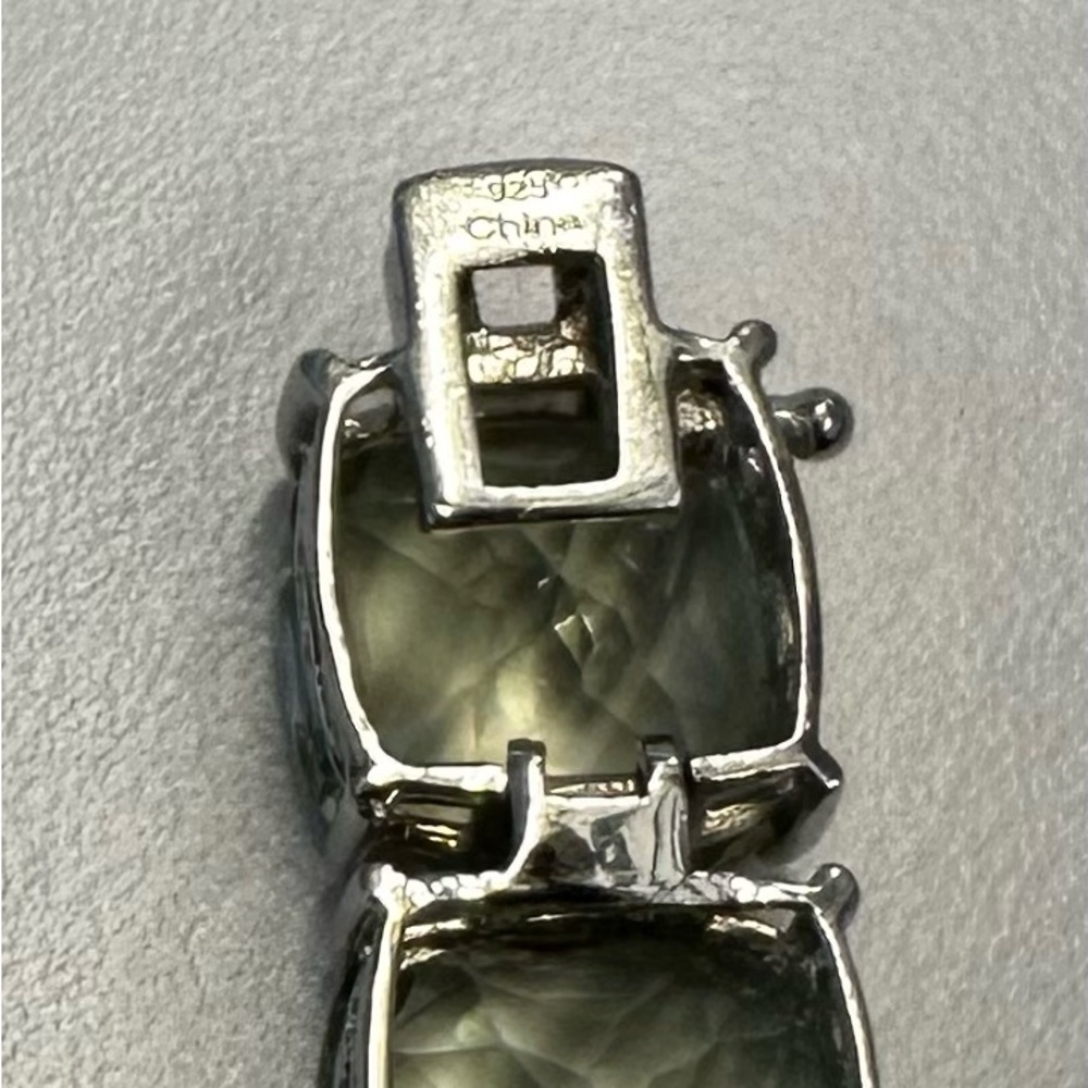 Bold and beautiful green quartz tennis bracelet - Picture 4 of 5